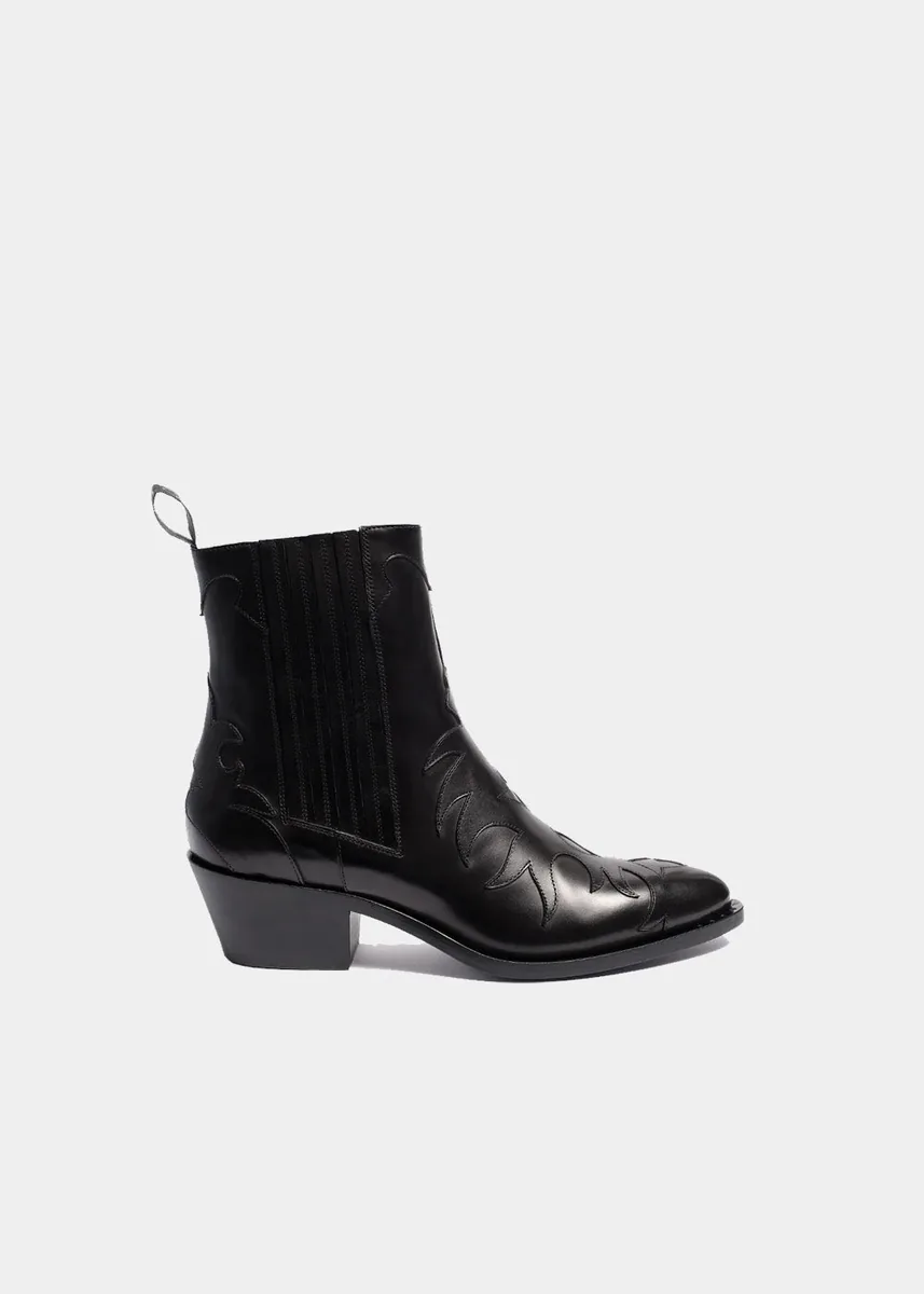 Deux bottes, deux univers